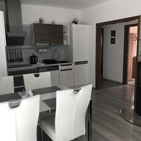 Prijemny Apartman Krovi V Rodinnem Domku Se Sdilenym Bazenem, Terasou A Zahradou Zewnętrze zdjęcie