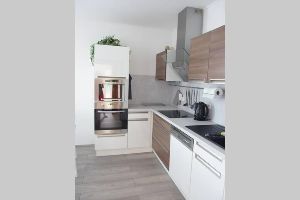 Prijemny Apartman Krovi V Rodinnem Domku Se Sdilenym Bazenem, Terasou A Zahradou Zewnętrze zdjęcie