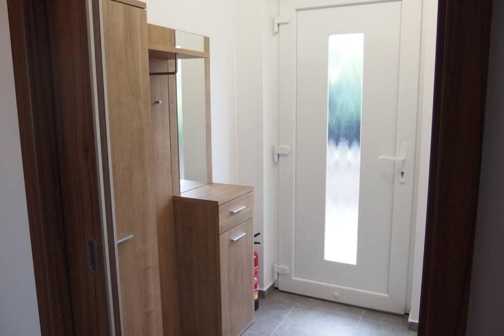 Prijemny Apartman Krovi V Rodinnem Domku Se Sdilenym Bazenem, Terasou A Zahradou Zewnętrze zdjęcie