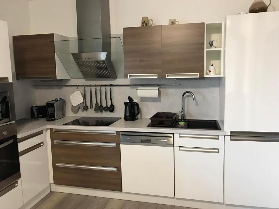 Prijemny Apartman Krovi V Rodinnem Domku Se Sdilenym Bazenem, Terasou A Zahradou Zewnętrze zdjęcie