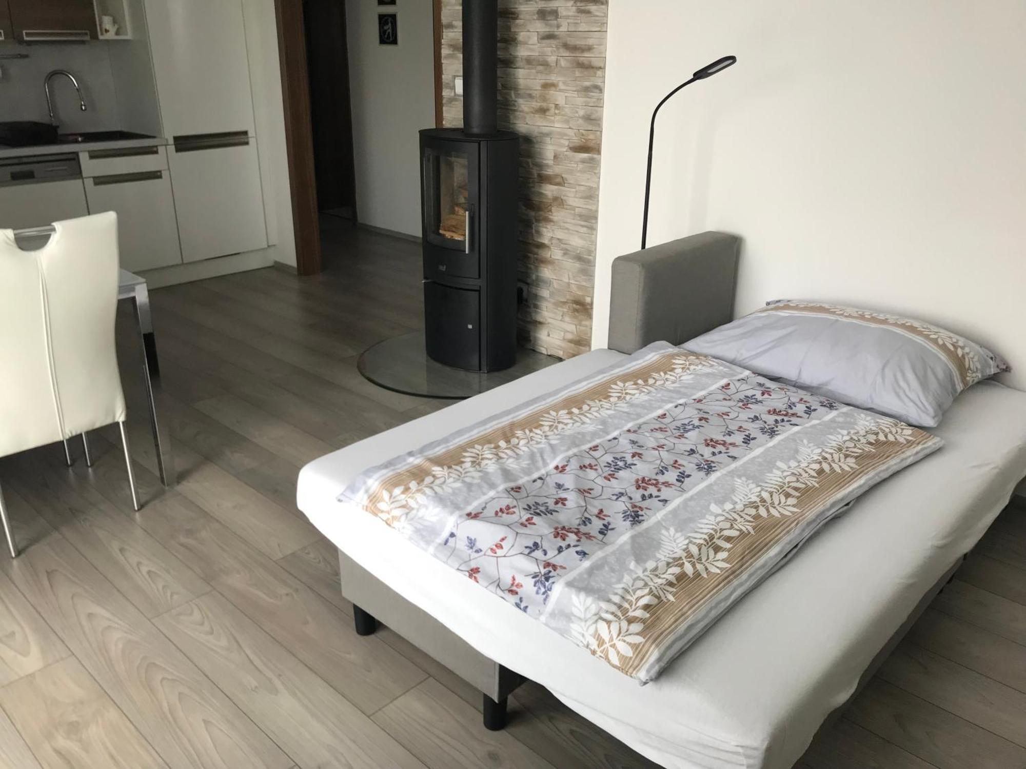 Prijemny Apartman Krovi V Rodinnem Domku Se Sdilenym Bazenem, Terasou A Zahradou Zewnętrze zdjęcie