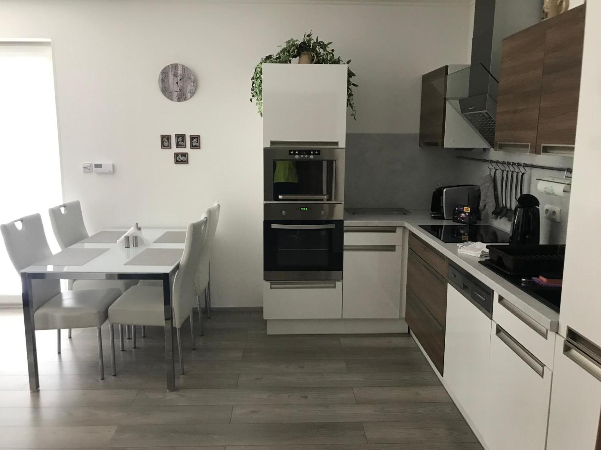 Prijemny Apartman Krovi V Rodinnem Domku Se Sdilenym Bazenem, Terasou A Zahradou Zewnętrze zdjęcie