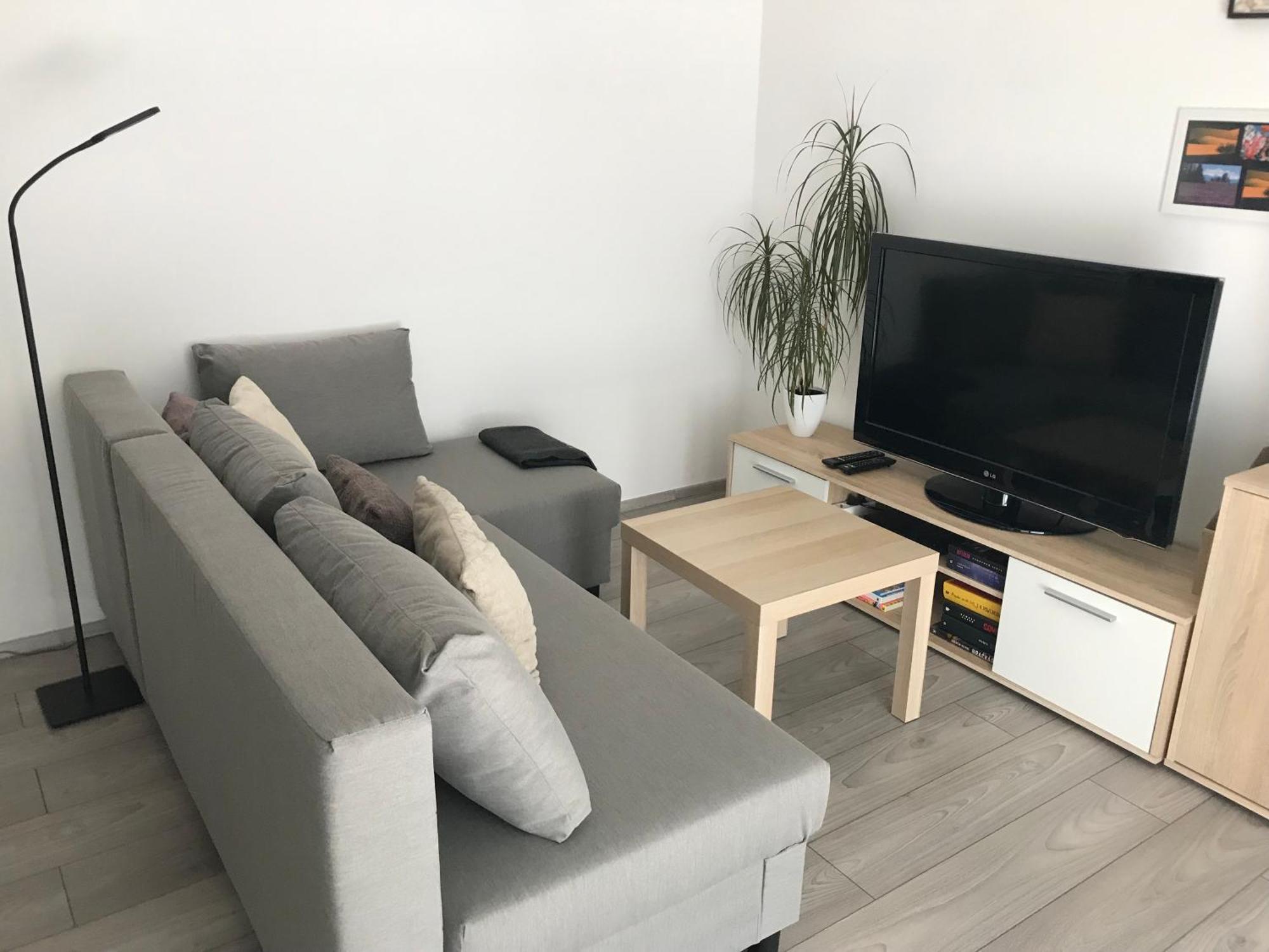 Prijemny Apartman Krovi V Rodinnem Domku Se Sdilenym Bazenem, Terasou A Zahradou Zewnętrze zdjęcie