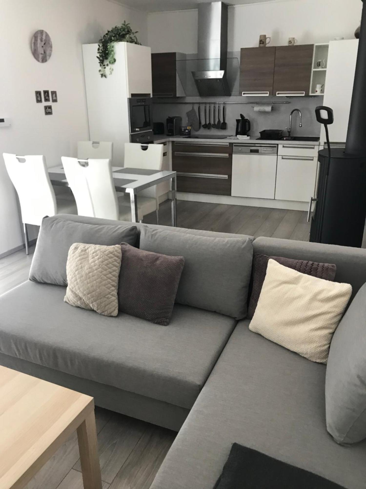 Prijemny Apartman Krovi V Rodinnem Domku Se Sdilenym Bazenem, Terasou A Zahradou Zewnętrze zdjęcie