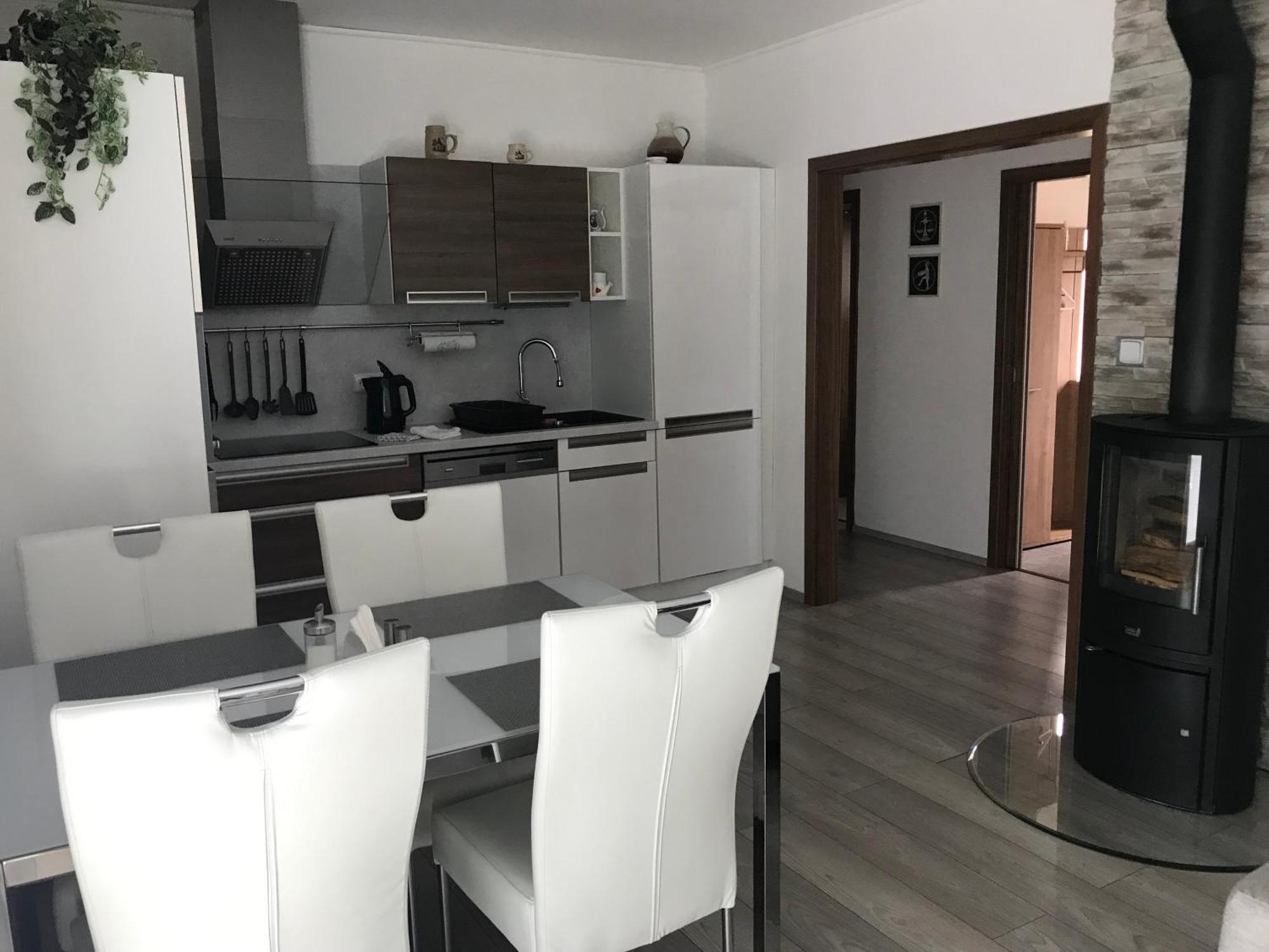 Prijemny Apartman Krovi V Rodinnem Domku Se Sdilenym Bazenem, Terasou A Zahradou Zewnętrze zdjęcie