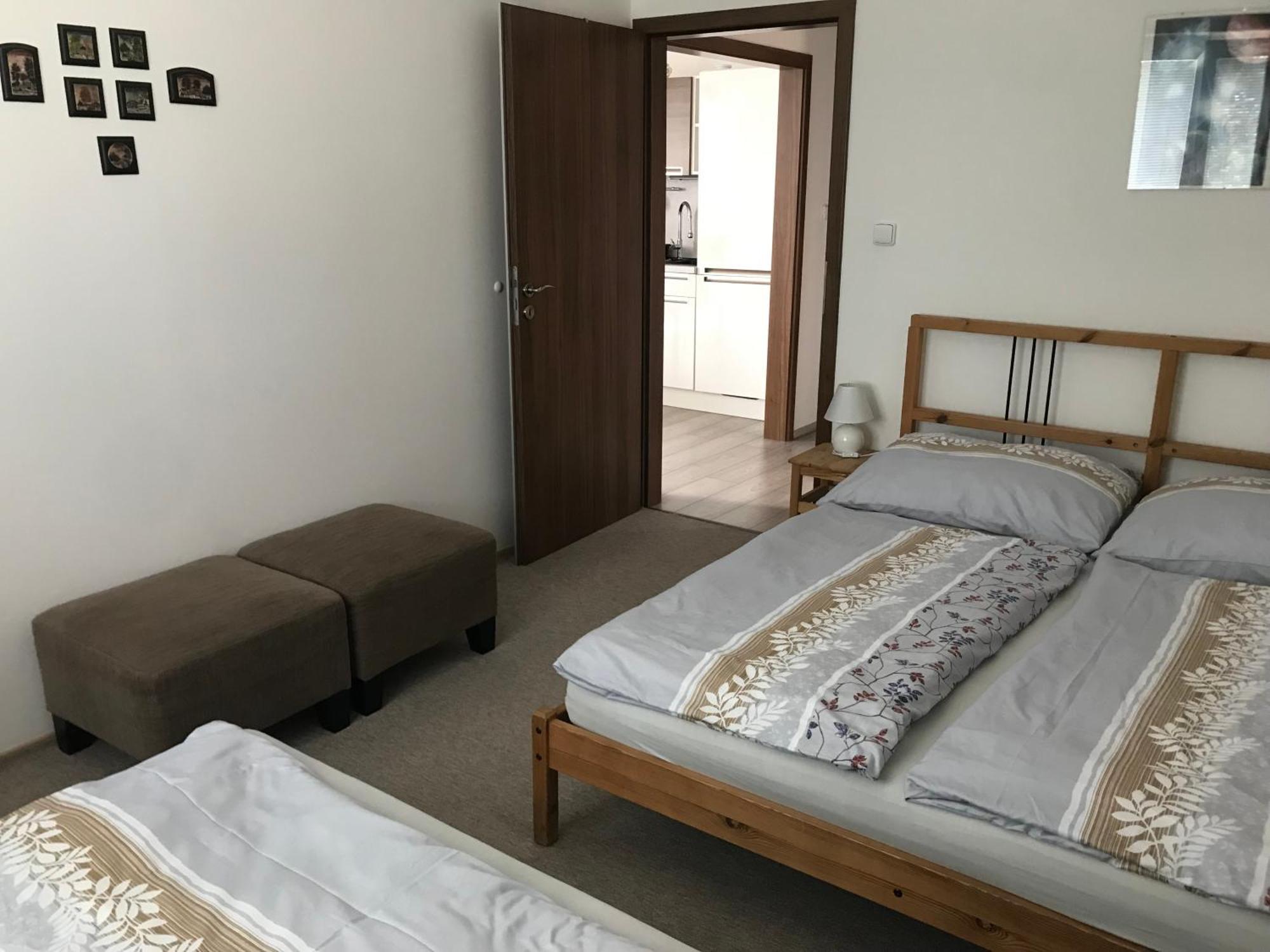 Prijemny Apartman Krovi V Rodinnem Domku Se Sdilenym Bazenem, Terasou A Zahradou Zewnętrze zdjęcie